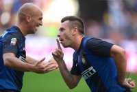 FUSSBALL SERIE A: Jubel mit Esteban Cambiasso und Antonio Cassano (v. li., Inter Mailand)