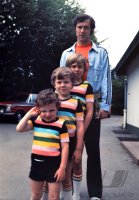 Fussball 1. Bundesliga Saison 1971/1972: Beckenbauer mit seinen Soehnen.