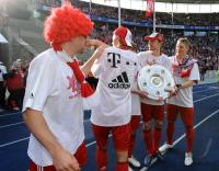 Fussball 1. Bundesliga: Franck Ribery, Mark van Bommel, Bastian Schweinsteiger (v. li., FCB)