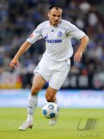 FUSSBALL, T-HOME CUP, Schalke: WESTERMANN Einzelaktion