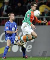 Fussball DFB Pokal: Bremen - Wolfsburg, Zweikampf