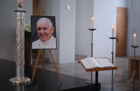 Ein Bild des verstorbenen Papst Franziskus I.im Rotternburger Dom St. Martin
