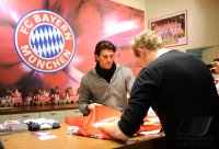 Fussball 1. Bundesliga : Mario Gomez vor dem FCB Logo (FC Bayern Muenchen)
