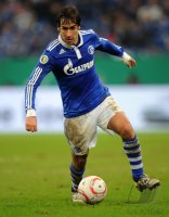 Fussball: DFB Pokal  Saison 2010/2011, Viertelfinale: Schalke, RAUL am Ball