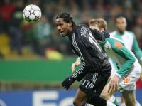Fussball, Champions League: Chelsea, DROGBA Einzelaktion