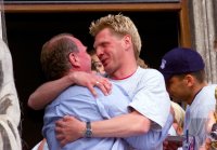 Fussball:  Stefan Effenberg jubelt mit dem Manager Uli Hoeness