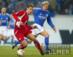 Fussball Bundesliga: Schalke - Lautern, Zweikampf