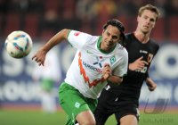 Fussball 1. Bundesliga, Saison 2011/2012:  Claudio Pizarro (li, SV Werder Bremen)  gegen Sebastian Langkamp (FC Augsburg)