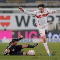 Fussball 1. Bundesliga  Saison 2010/2011: Diego Contento (li, FC Bayern Muenchen) gegen Martin Harnik (re, VfB Stuttgart)