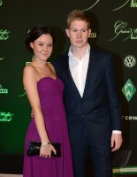 Fussball, 1. Bundesliga Saison 2012/2013: Kevin De Bruyne posiert mit Begleitung Caroline