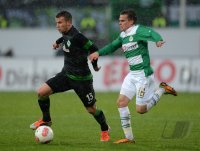 Fussball 1. Bundesliga :  Lukas Schmitz (li, SV Werder Bremen) gegen Zoltan Stieber (Greuther Fuerth)