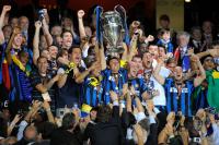 Fussball Champions League Finale: Das Inter Team JUBEL mit Pokal