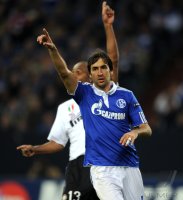 Fussball CHL  Saison 2010/2011:  Raul (FC Schalke 04)