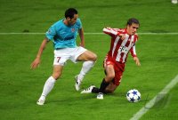 Fussball Champions League  Saison 2010/2011: Emil Dica (li, CFR 1907 Cluj) gegen Philipp Lahm (re, FC Bayern Muenchen)