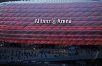 Fussball 1. Bundesliga: ALLIANZ ARENA, Aussenansicht mit Roter Beleuchtung