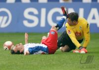 Fussball 1. Bundesliga: Hamburg - Bremen, Zweikampf