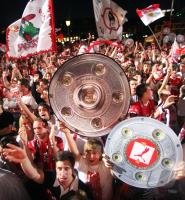 Fussball 1. Bundesliga  Meister VfB Stuttgart Fans Schlossplatz