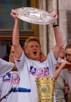 Fussball: Stefan Effenberg jubelt mit der Meisterschale