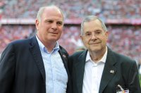 Fussball 1. Bundesliga, Saison 2011/2012:  Praesident Uli Hoeness mit dem Vater Oscar Brunner von Dominik Brunner , Stiftung  (FC Bayern Muenchen)