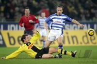 Fussball 1. Bundesliga: Dortmund - Duisburg, Zweikampf