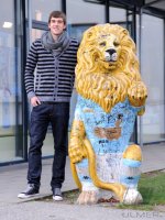 2. Fussball Bundesliga: Stefan Bell (1860 Muenchen) vor dem LOEWEN MASKOTTCHEN