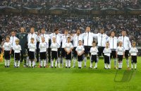 FUSSBALL INTERNATIONAL: Philipp LAHM, Torwart Manuel NEUER, Holger BADSTUBER, Thomas MUELLER , Mario Gomez, Toni KROOS, Sami Khedira, Per MERTESACKER , Jerome BOATENG, Mesut Oezil, Lukas PODOLSKI  (v. li., Deutschland)