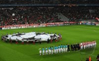 Fussball Champions League  Saison 2010/2011: Uebersicht der ALLIANZ ARENA mit dem CL LOGO und beiden Teams