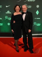 Fussball, 1. Bundesliga Saison 2012/2013: Willi Lemke posiert mit Ehefrau Heide