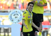 Fussball 1. Bundesliga : Jubel Nuri Sahin (Borussia Dortmund) neben der Schale