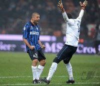 FUSSBALL International SERIE A 2011/2012: Walter Samuel (li.) umarmt Torwart Julio Cesar (Inter Mailand)