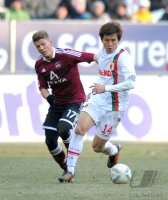 Fussball 1. Bundesliga, Saison 2011/2012: Mike Frantz  (li, 1 FC Nuernberg) gegen Koo Ja Cheol (FC Augsburg)