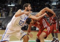 Basketball 1. Bundesliga 2011/2012: Marius Nolte (li, Fraport Skyliners) gegen Aleksandar NADJFEJI (FC Bayern Muenchen)