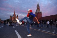 FUSSBALL WM 2018: Schmuckbild, ein franzoesischer Fan spielt Fussball auf dem Roten Platz