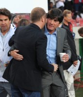 Fussball International  Testspiel: Trainer Luiz Antonio Menezes (li, Brasilien)  gibt die Hand Trainer Joachim LOEW (re, Deutschland)