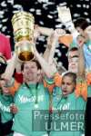 DFB Pokal Finale: Bremen - Aachen, Jubel Bremen mit Pokal