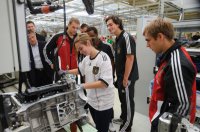 Fussball/Nationalspieler im Mercedes-Benz Motorenwerk