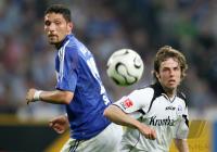 Fussball 1. Bundesliga: Schalke - Bielefeld, Zweikampf