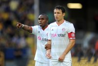 Fussball 1. Bundesliga : Edson Braafheid, Mark van Bommel (v. li., FC Bayern Muenchen)
