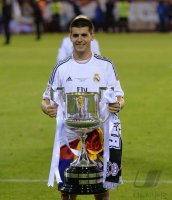 FUSSBALL International COPA DEL REY 13/14: JUBEL Alvaro Morata (Real Madrid) mit Pokal