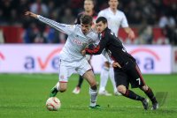 Fussball 1. Bundesliga : Thomas Mueller (li, FC Bayern Muenchen) gegen Tranquillo Barnetta (re, Bayer 04 Leverkusen)