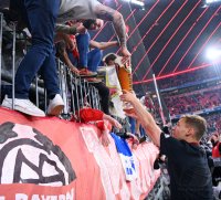 Fussball 1. Bundesliga Saison 21/22: JUBEL FC Bayern Muenchen feiert die 32. Meisterschaft