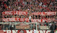 Fussball 1. Bundesliga, Saison 2011/2012: FC Bayern Muenchen Fans mit einem Banner