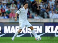 Fussball International, Testspiel: Real Madrid, OEZIL am Ball