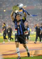 Fussball Champions League Finale: JUBEL Javier Zanetti mit POKAL (Inter)