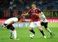 FUSSBALL SERIE A:  Silvestre Matias Augustin (li, Palermo) gegen Zlatan Ibrahimovic (AC Mailand)