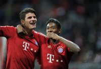 Fussball 1. Bundesliga, Saison 2011/2012:  JUBEL Mario Gomez (FC Bayern Muenchen) und David Alaba (FC Bayern Muenchen)
