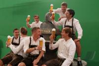 FUSSBALL 1. Bundesliga 10/11 : FC Bayern Muenchen in Lederhosen bei Paulaner