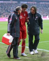 Fussball 1. Bundesliga, Saison 2012/2013:  Javi , Javier Martinez (FC Bayern Muenchen) muss verletzt ausgewechselt werden