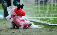 Fussball 1. Bundesliga  Saison 2010/2011: Lautern Maskottchen ROTER TEUFEL hinter dem Tor als Gluecksbringer