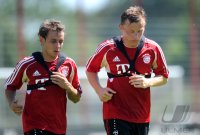 Fussball 1. Bundesliga:  Rafinha , Ivica Olic (v. li., FC Bayern Muenchen)